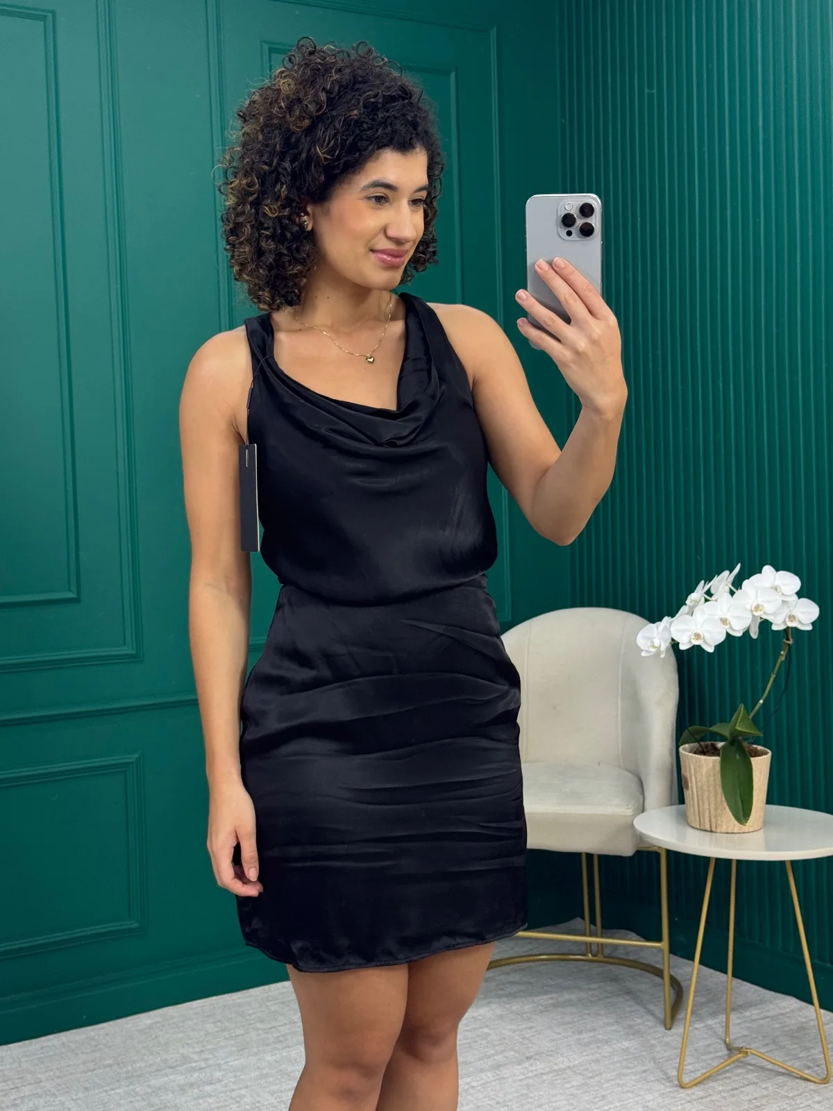 Vestido Curto Preto Acetinado - Acostamento