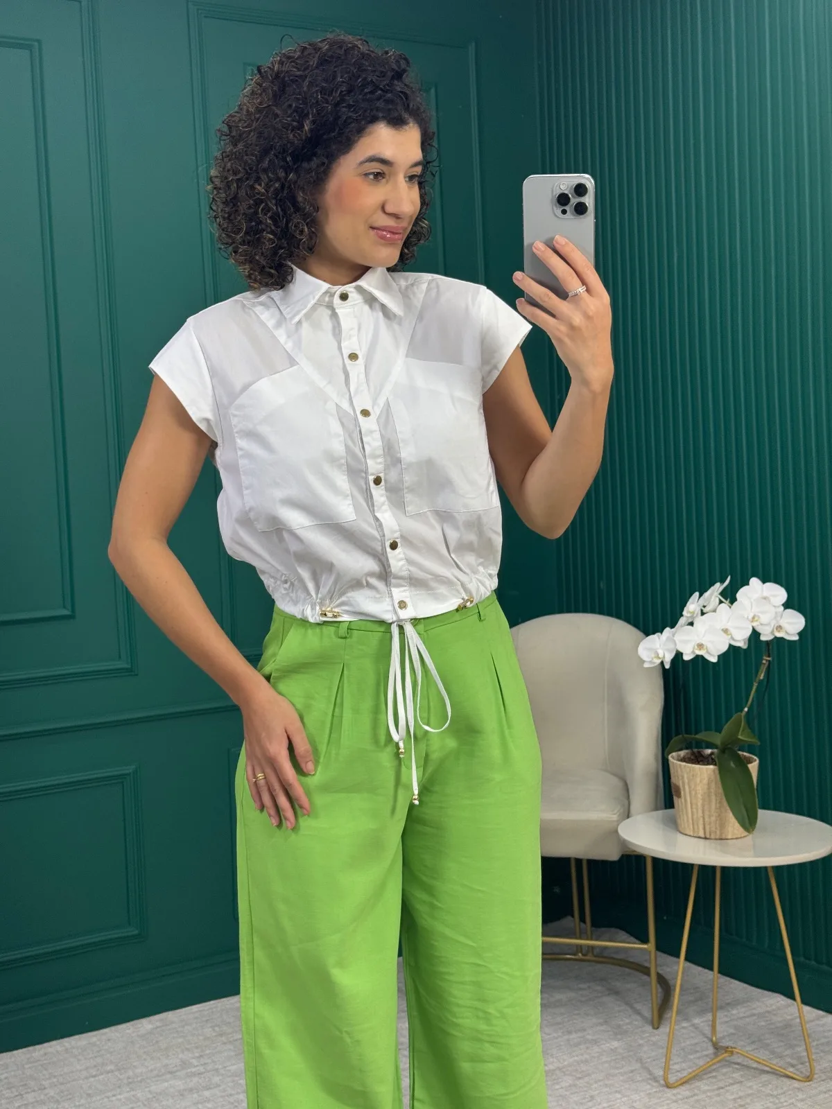 Camisa Sem Manga Branca em 70% Algodão com Botões de Pressão - Lily Belle