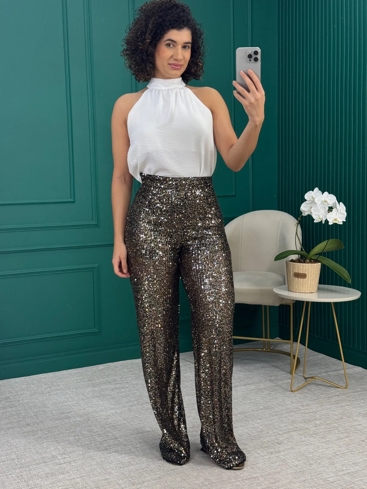 Calça Pantalona em Paetê Prata e Dourado com Forro Shorts e Zíper Invisível Lateral - Colcci