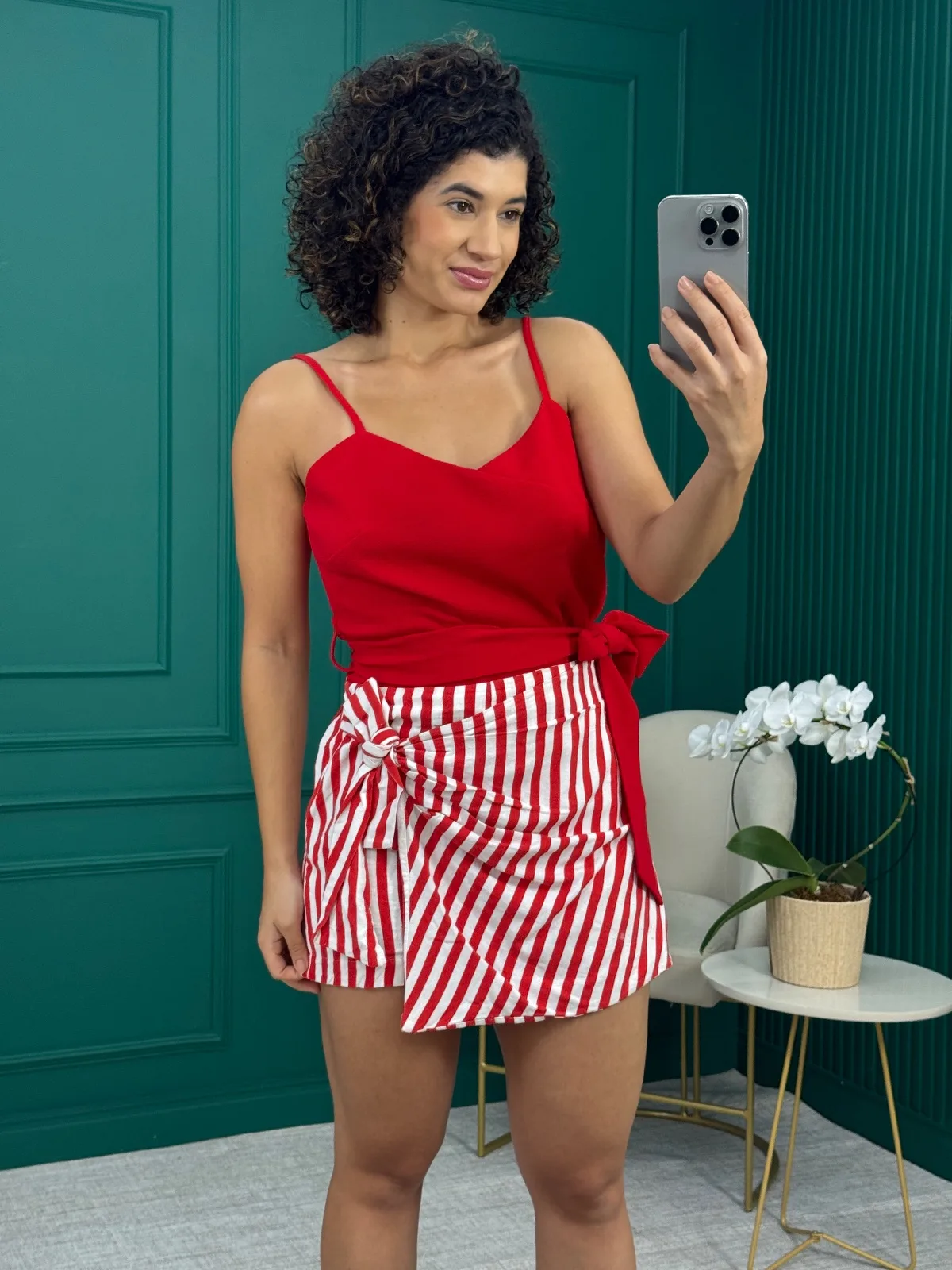 Shorts Saia Listrado Vermelho e Branco com Amarração - Pool