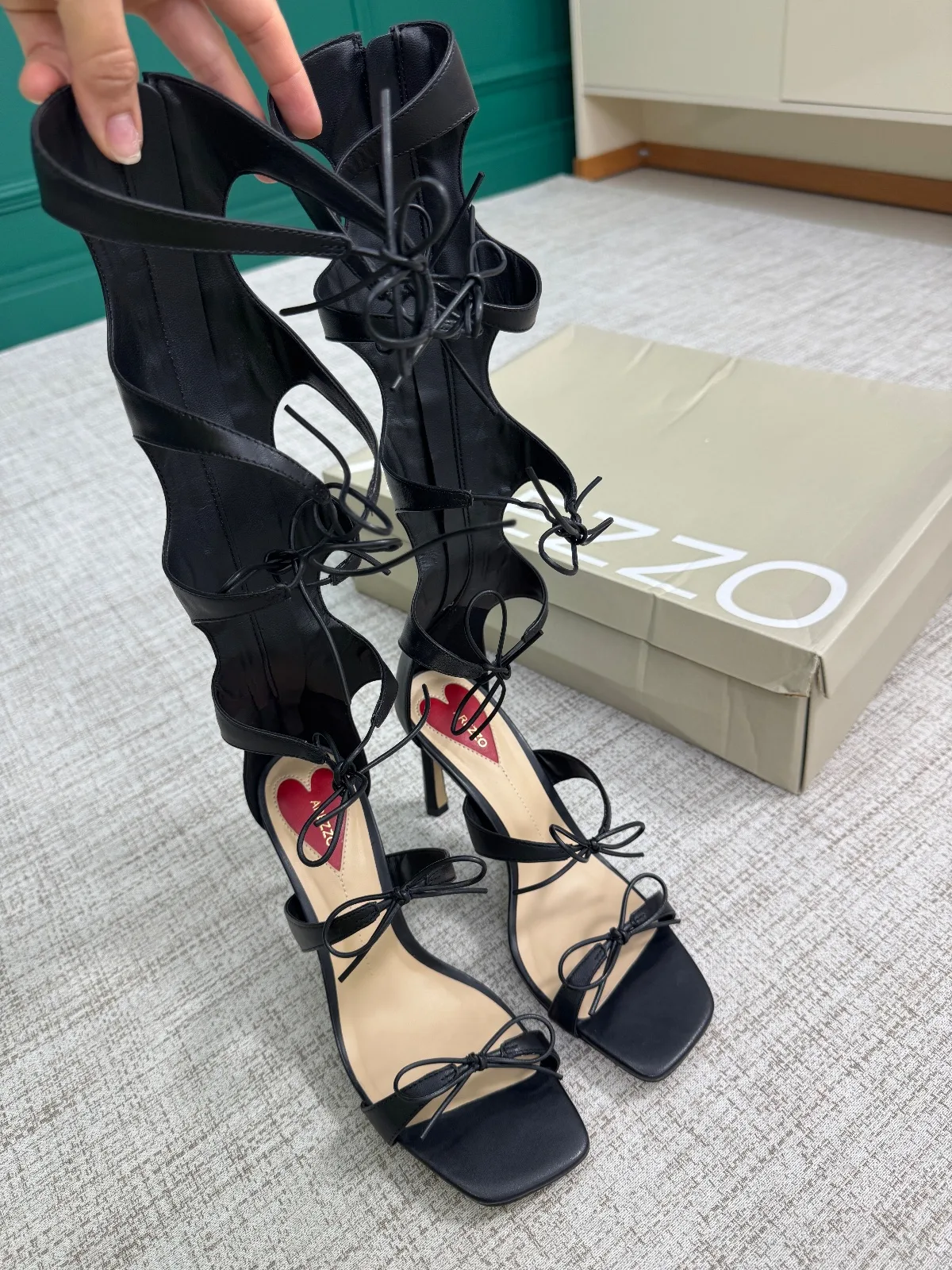 Sandália Salto 9,5 cm  Gladiadora Preta em Nappa com Laços e Zíper - Arezzo