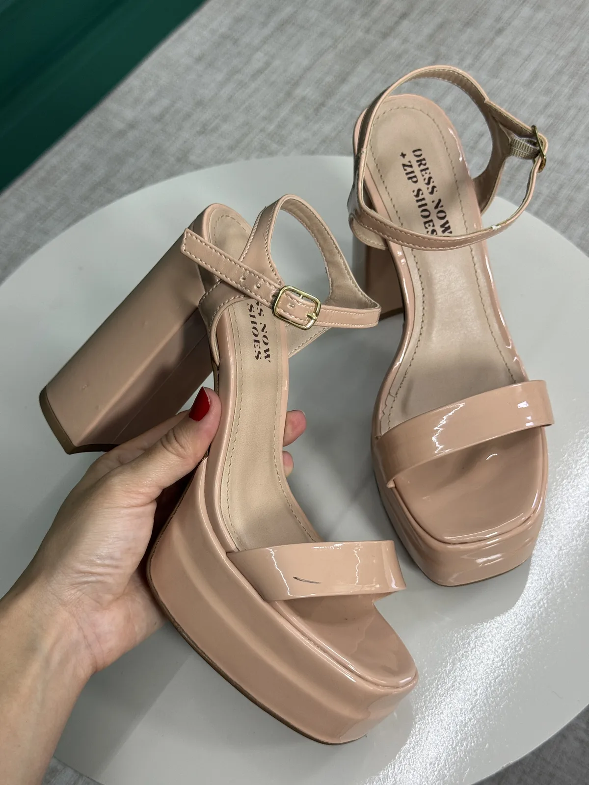 Sandália Meia Pata Salto Bloco Bege em Verniz com Fivela - Dress Now + Zip Shoes