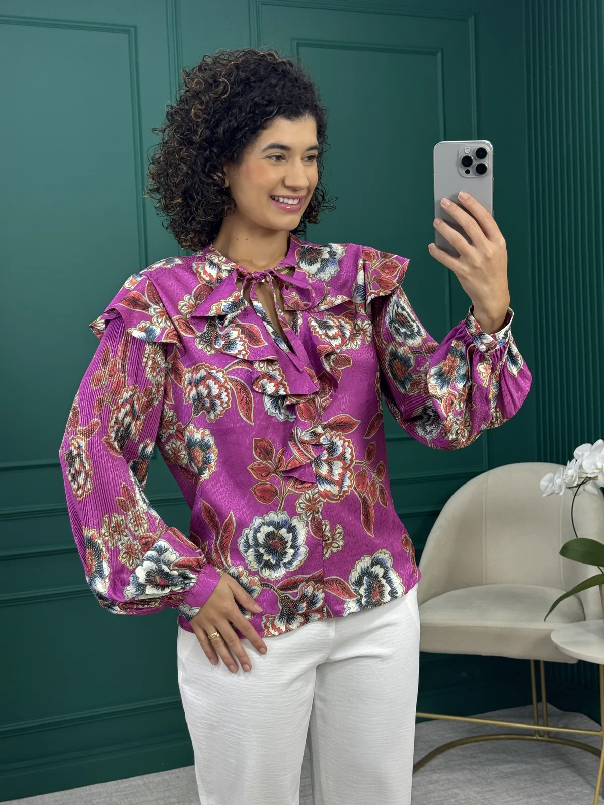 Blusa Acetinada Floral com Babados e Manga Plissada - Linda de Morrer