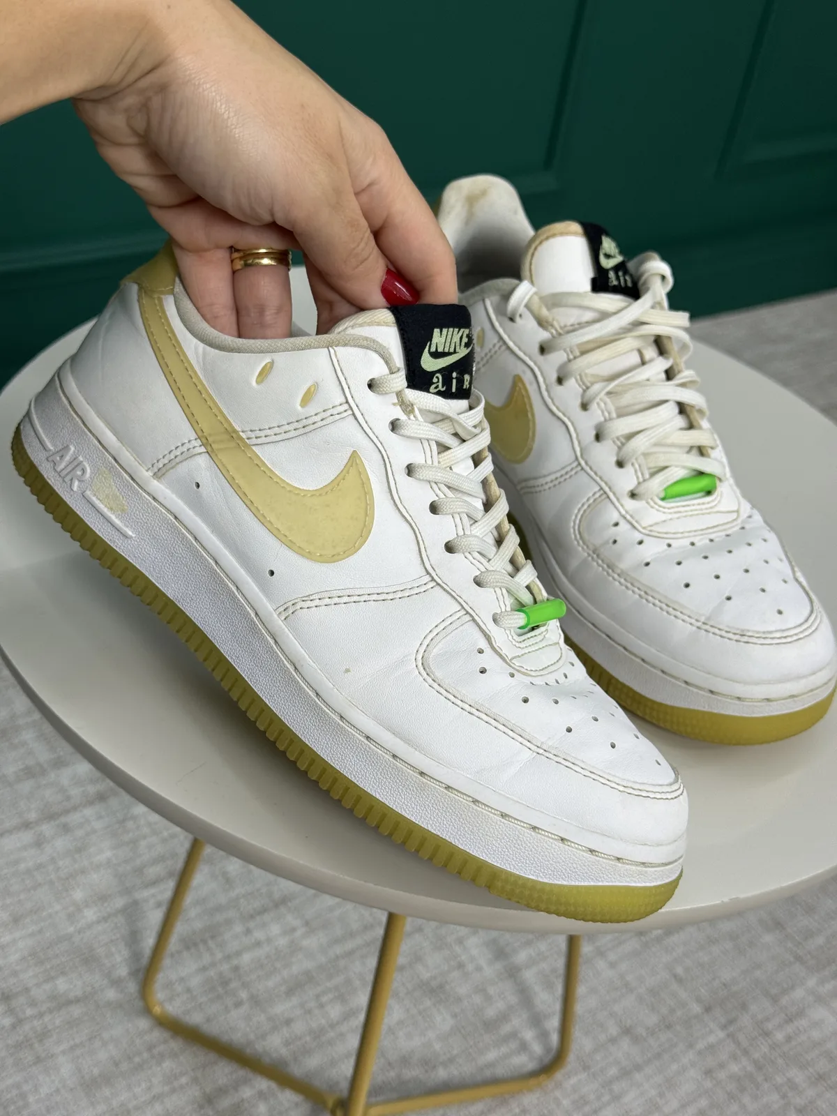 Tênis Air Force 1 Low '07 em Couro Branco com Detalhes Amarelos - Nike