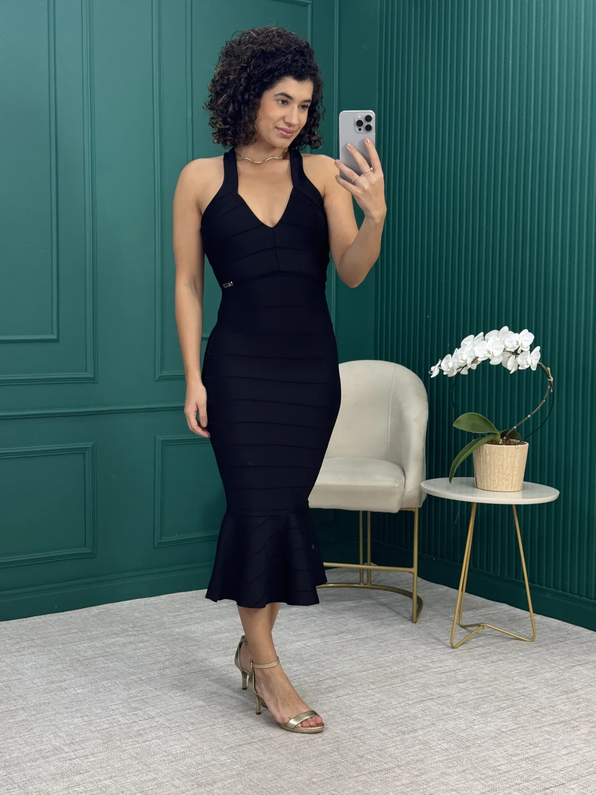 Vestido Midi Bandagem Preto com Decote V e Barra Peplum - Sly