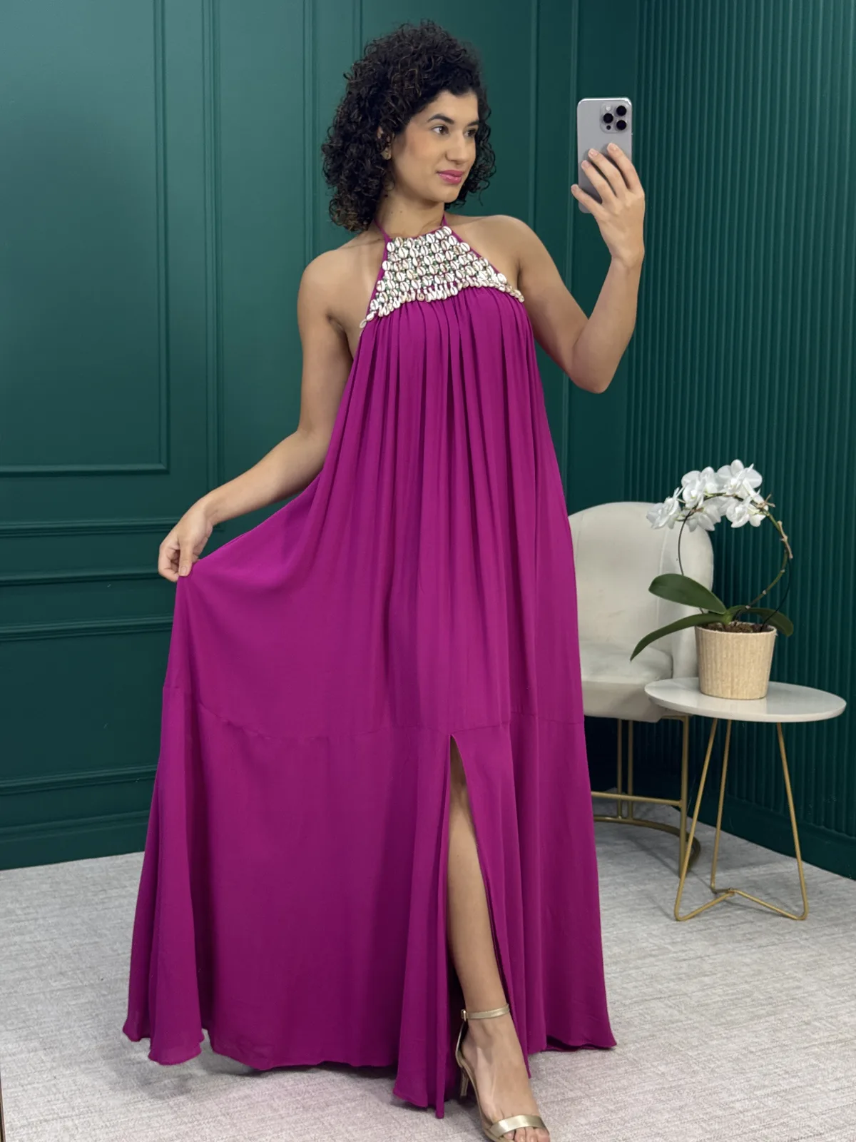 Vestido Longo Fúcsia em Crepe Frente Única com Búzios e Fenda - Anne Fernandes