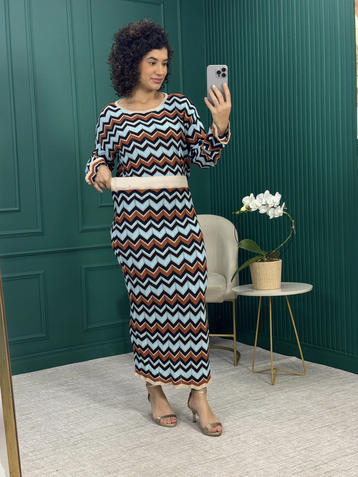 Conjunto em Tricô com Brilho Estampa Zigue-Zague Blusa Manga Longa e Saia Midi com Forro - Mais Um