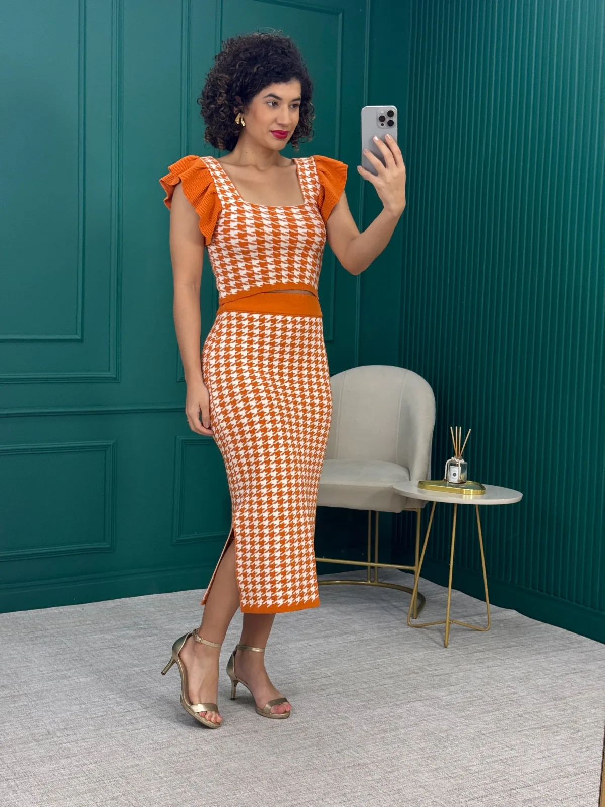 Conjunto Tricô Cropped e Saia Midi Pied-de-Poule Caramelo e Off White com Babados - Hush