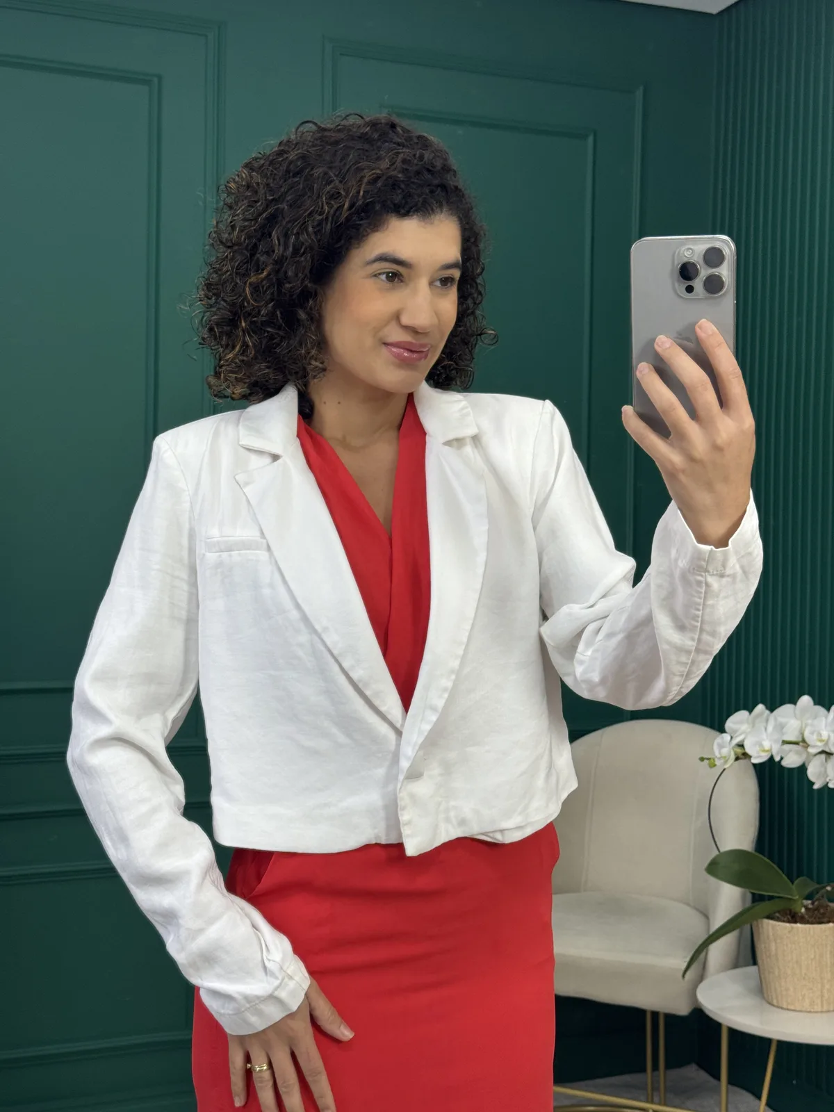 Blazer Cropped Off White em Viscose e Poliéster com Ombreira - Chuá