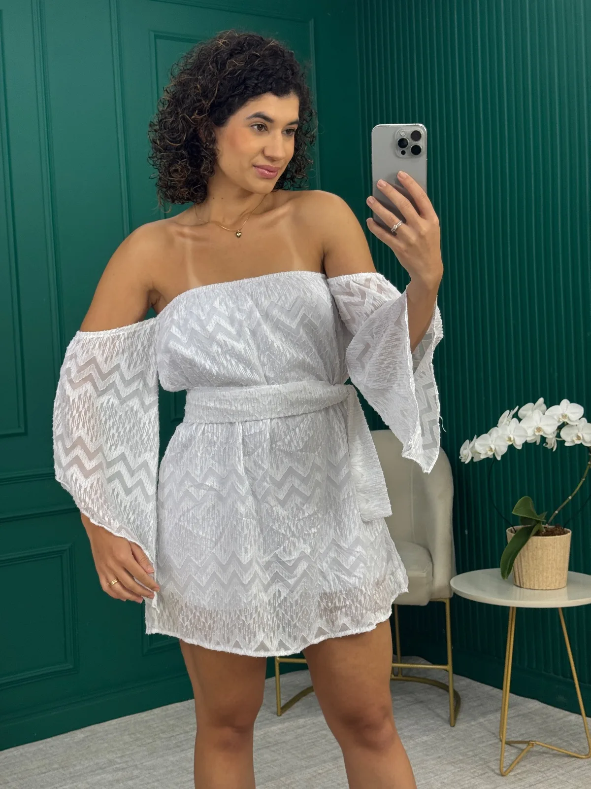 Vestido Curto Branco com Fios de Brilho Prateado e Textura Zigue-Zague com Cinto - Tova