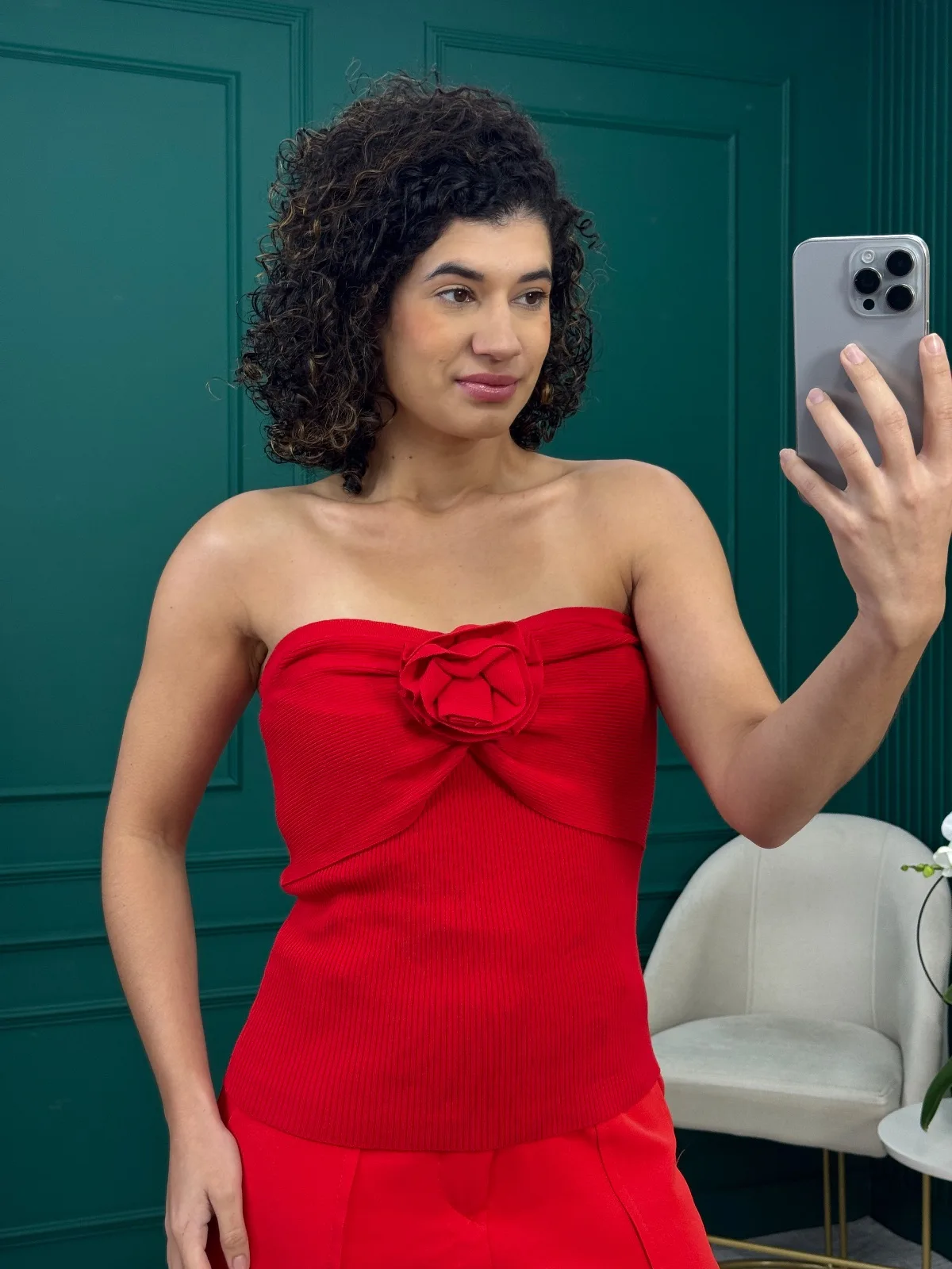 Blusa Tomara que Caia Vermelha em Tricô Canelado com Flor Frontal - Mais Um