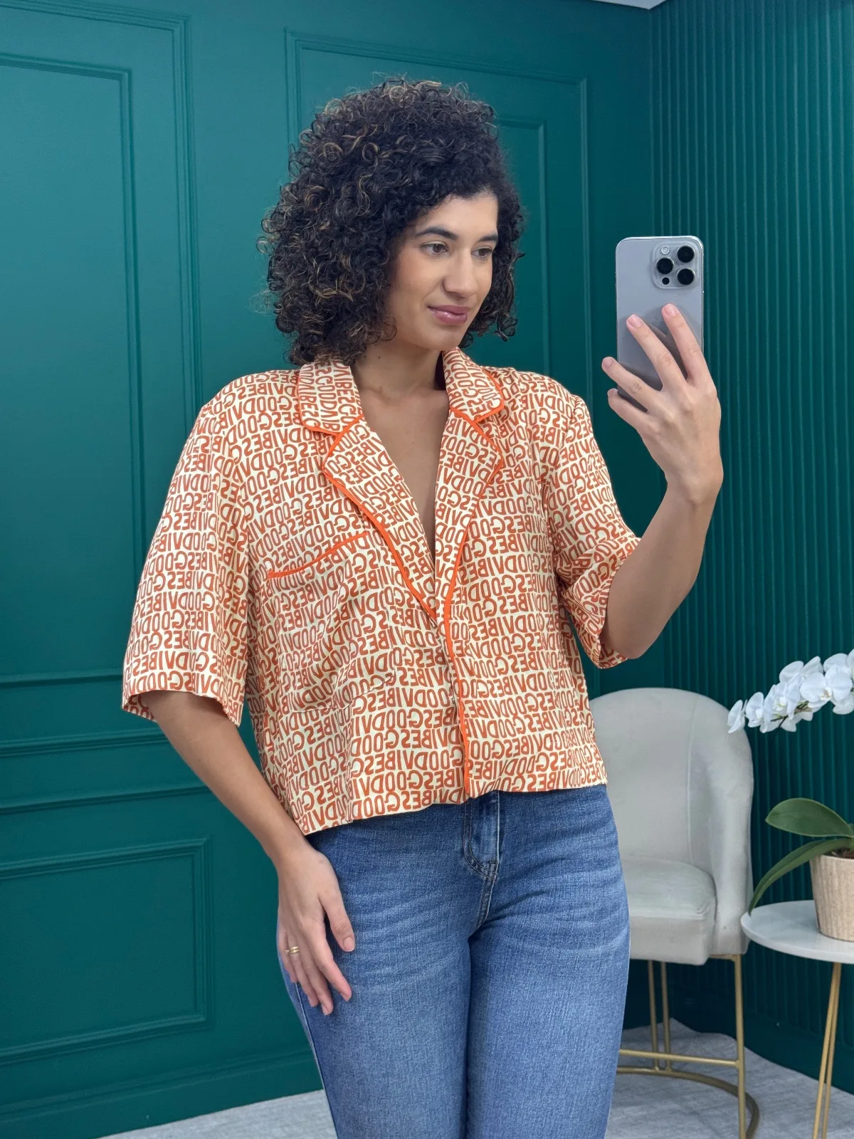 Camisa Manga Curta Laranja e Off White Estampa Good Vibes com Vivo Contrastante - Open