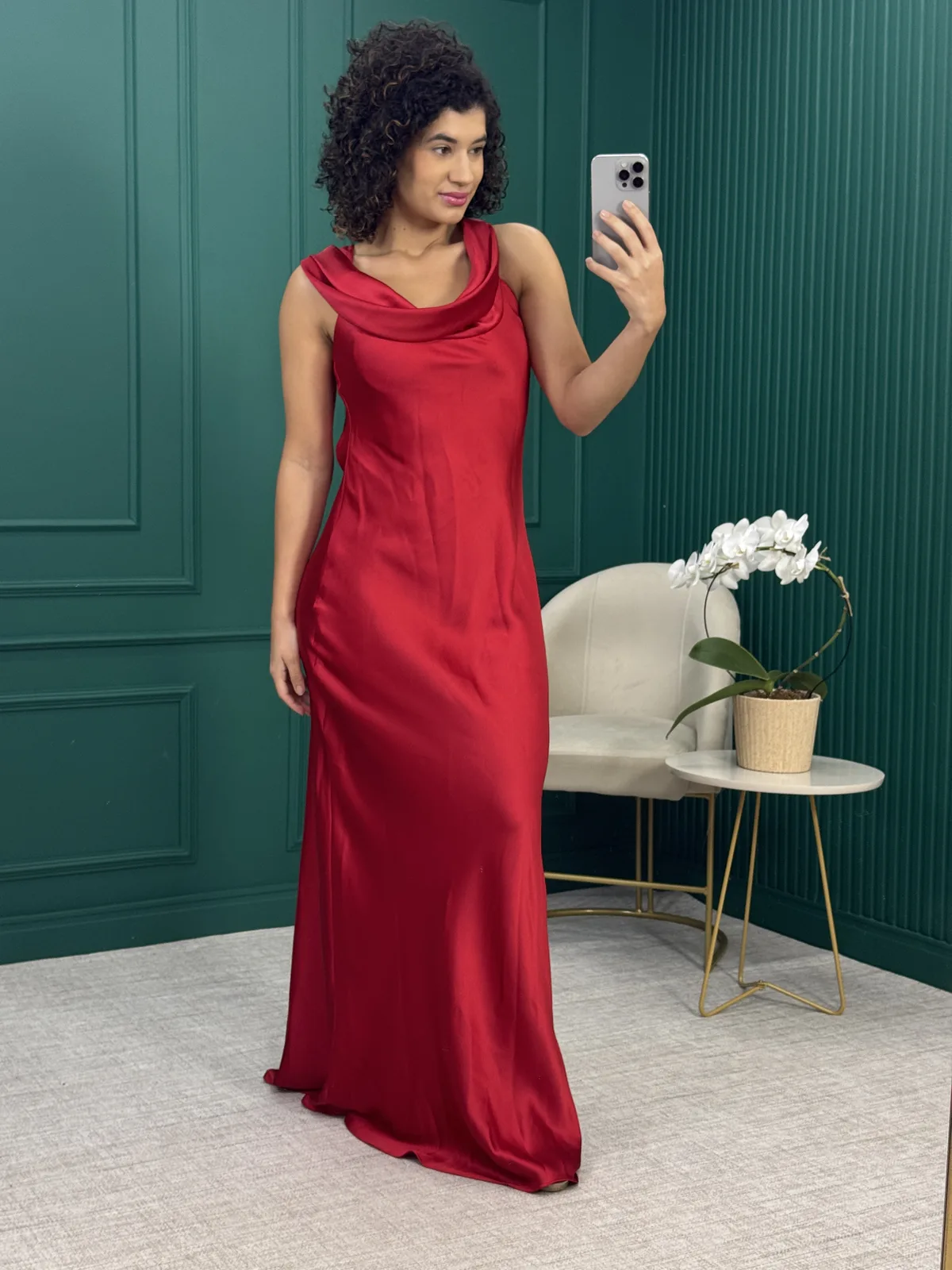 Vestido Longo Vermelho em Cetim com Decote Degagê e Costas Abertas - Esmeral