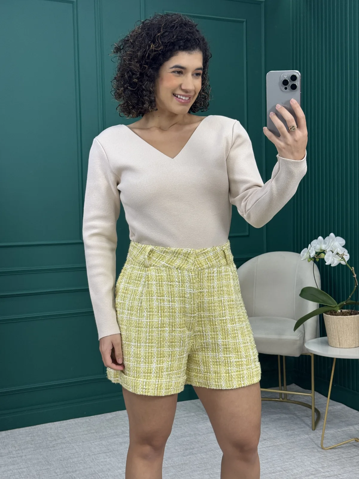 Shorts em Tweed Xadrez Amarelo com Fios Dourados e Barra Dobrada - Bari