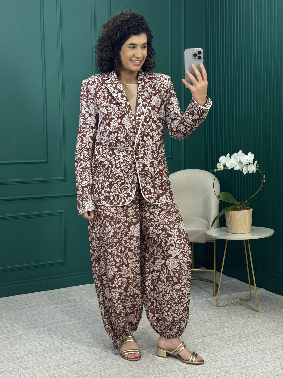 Conjunto Blazer algodão e Calça Floral Marrom em Viscose com leves Fios de Brilhos - Colcci