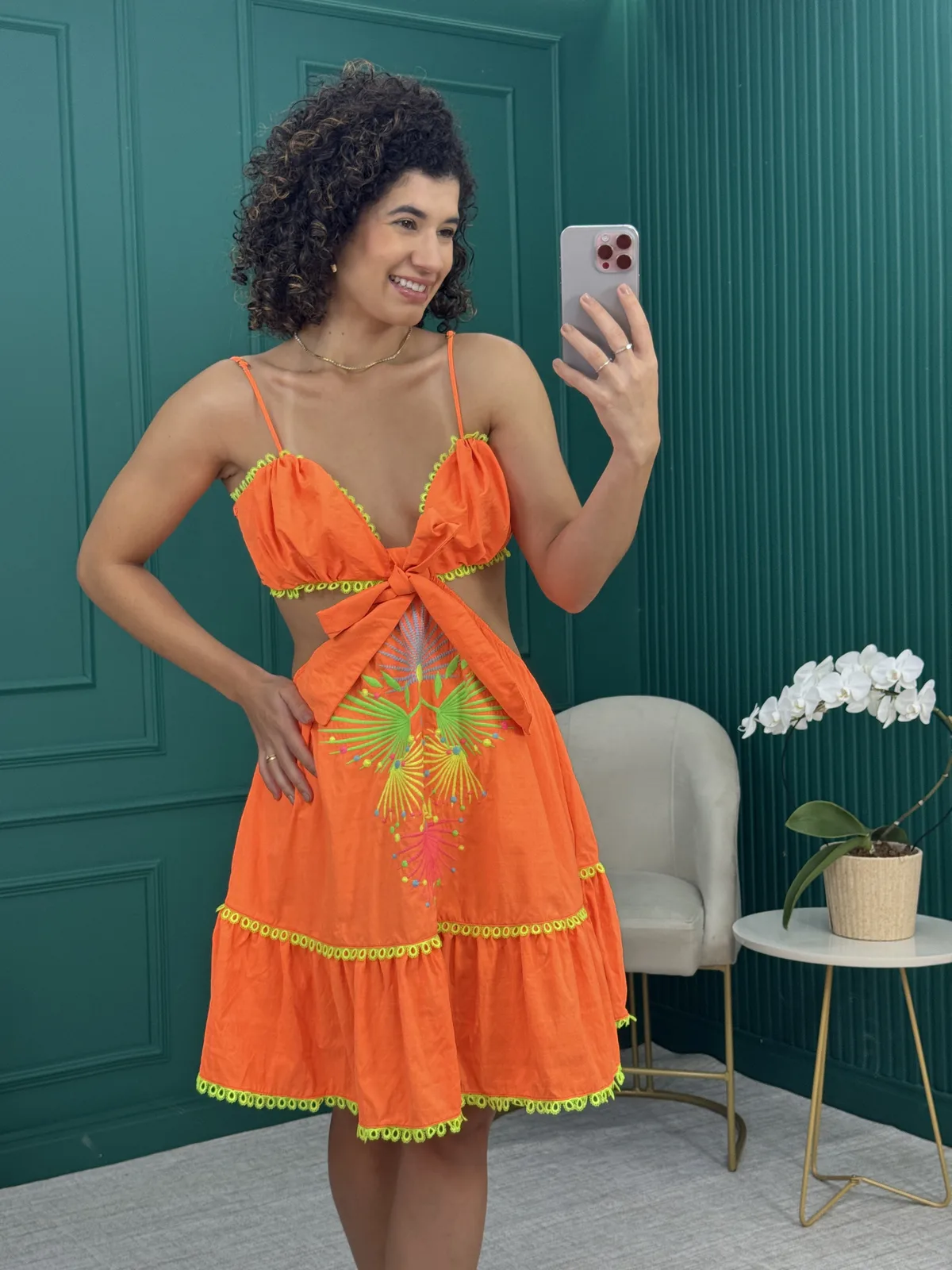 Vestido Nylon Curto Laranja com Bordado Frontal, Recortes Cut Out e Acabamento Neon - Amarante