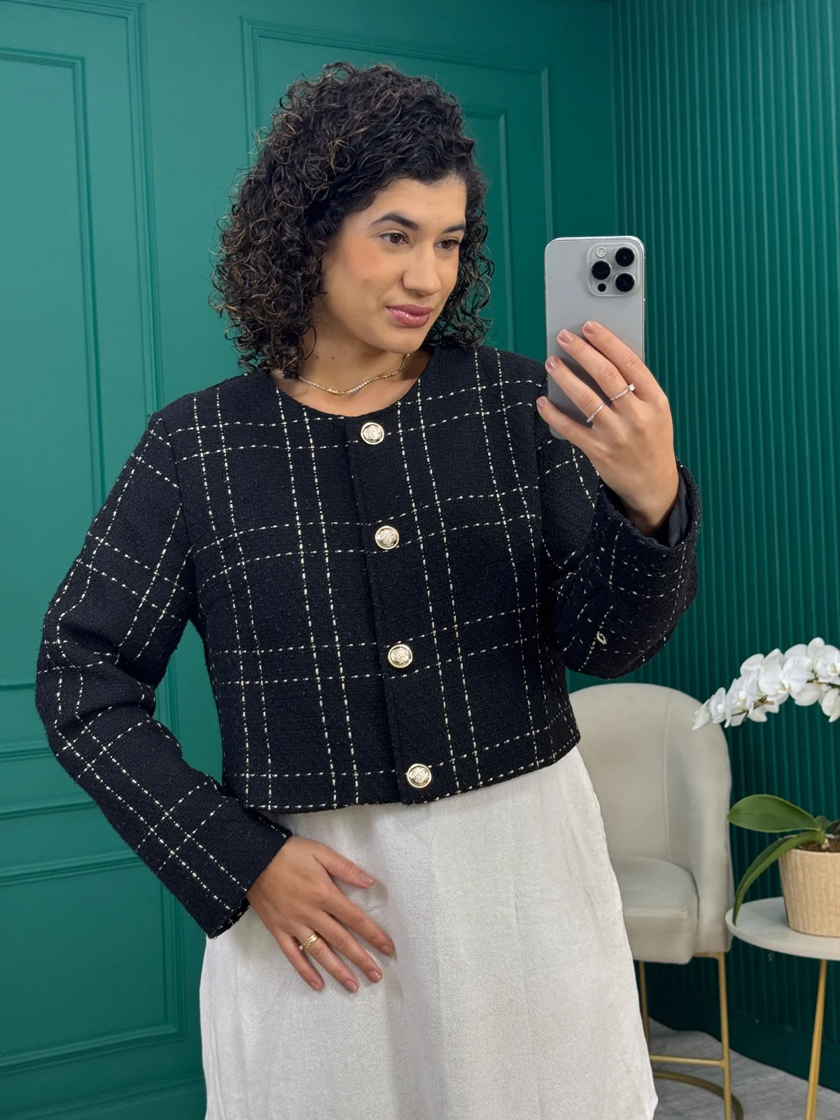 Jaqueta Preta em Tweed com Botões de Brasão - Shein