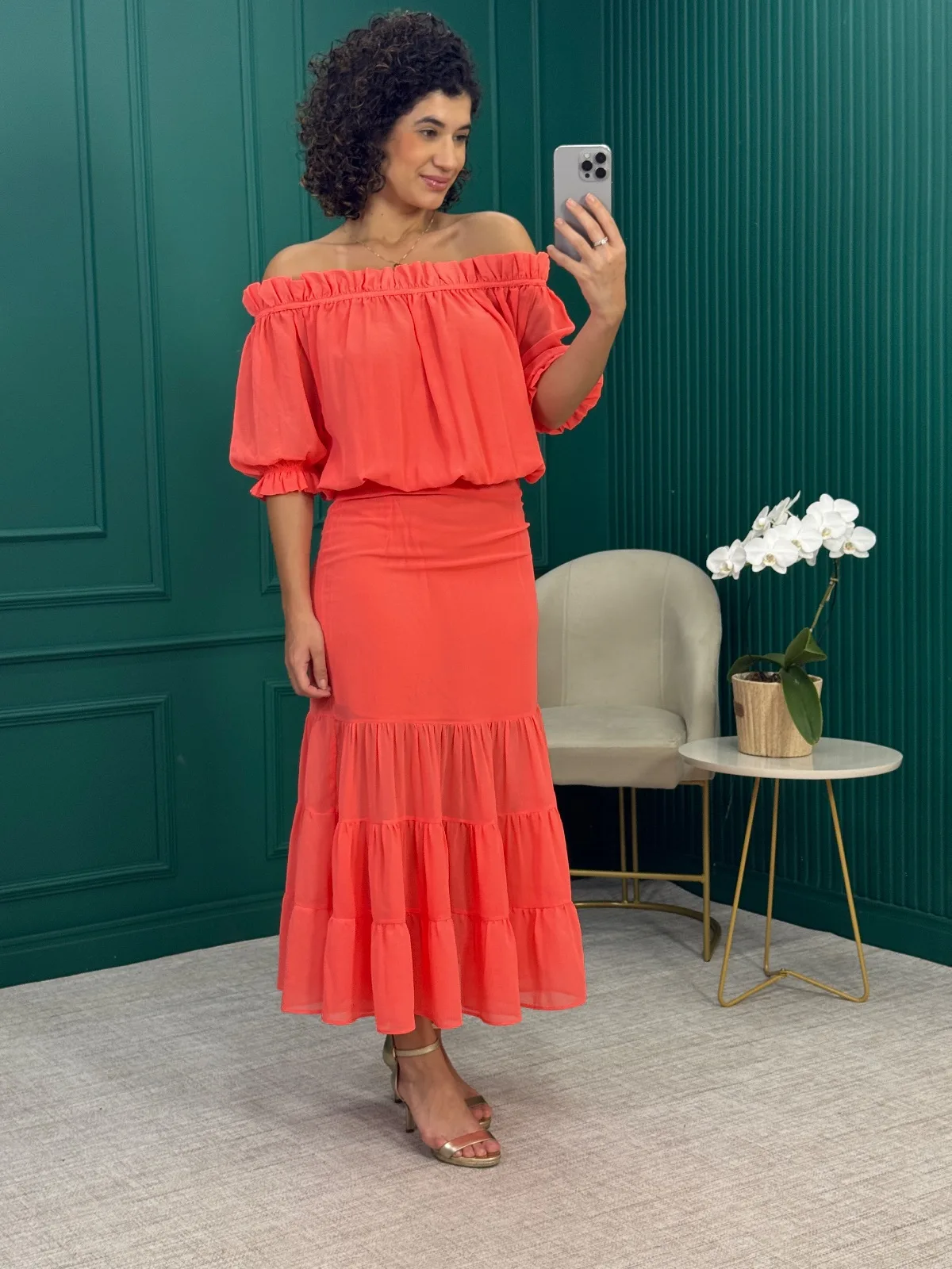 Vestido Longuete Coral Ombro a Ombro com Babado - CHUá
