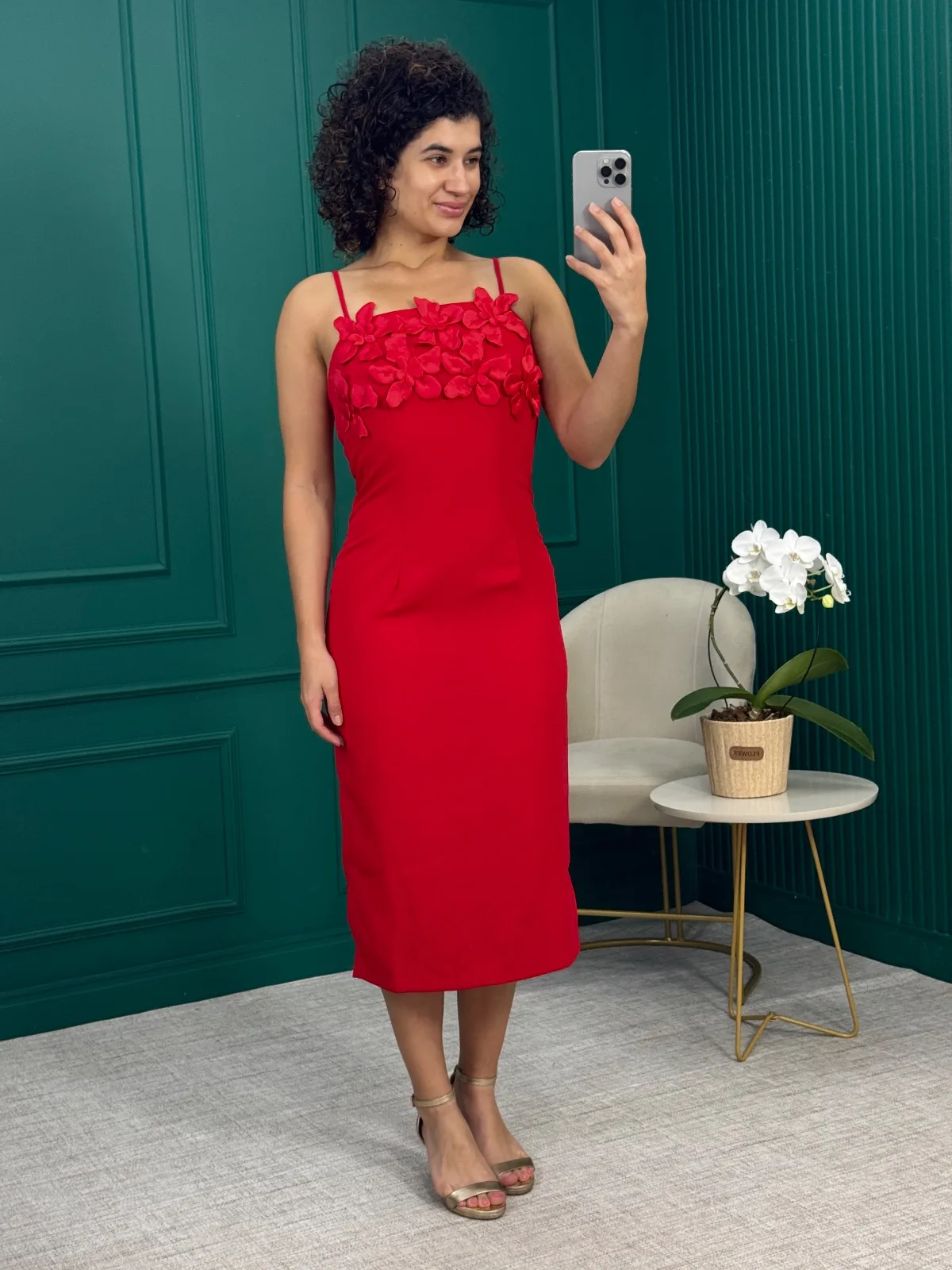 Vestido Midi Vermelho em Alfaiataria com Aplicação de Flores e Alça Regulável - B&C