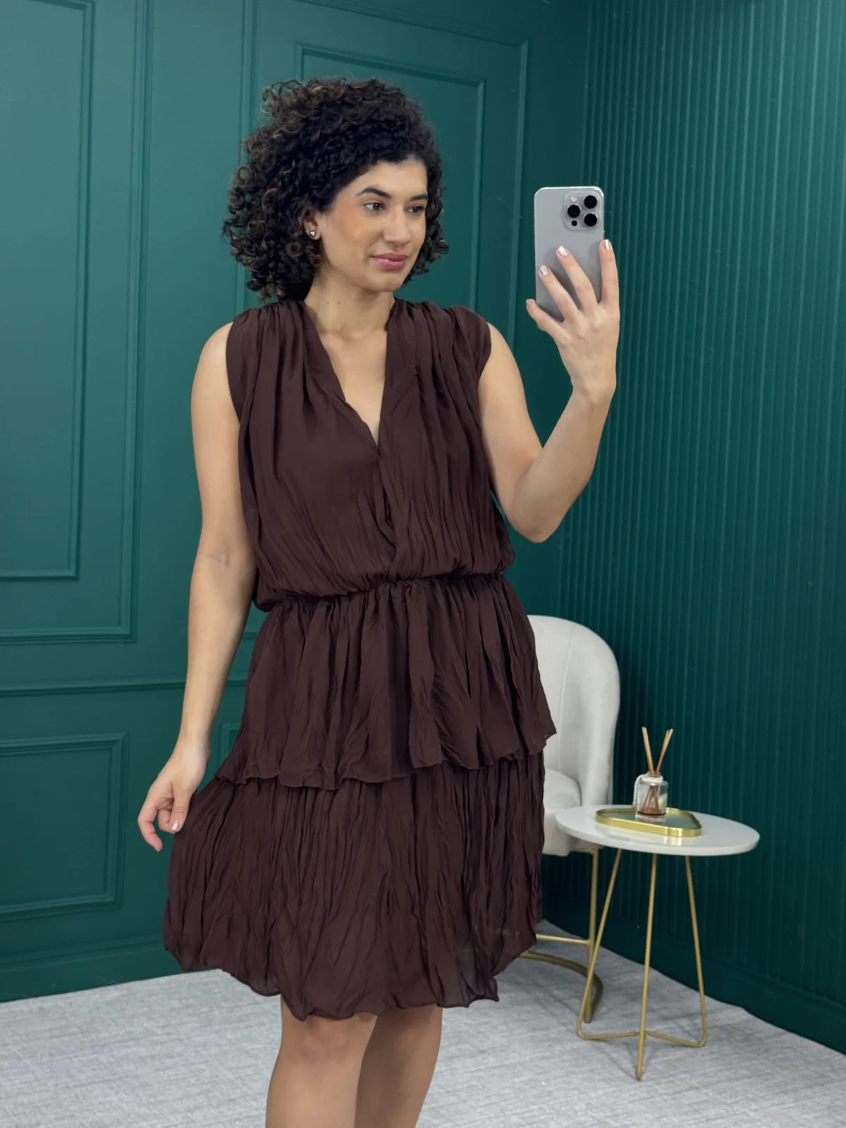 Vestido Curto Marrom em Chiffon Texturizado com Camadas - Hush