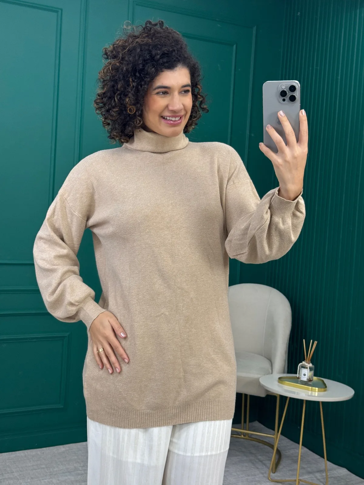Blusa de Tricô Bege Gola Alta Manga Bufante - Amaram